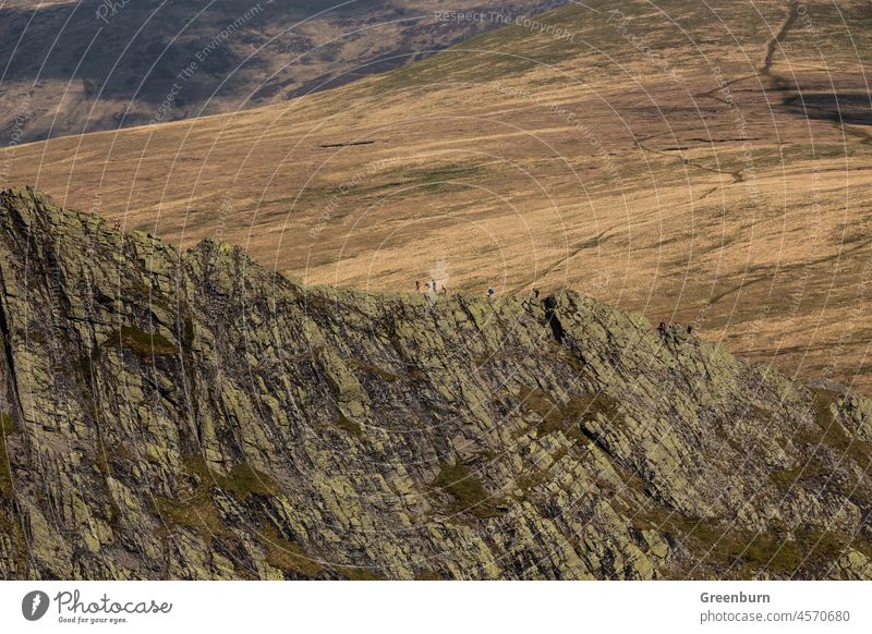 UK English Lake District, Blick in Richtung Sharp Edge von Blencathra bei Keswick. Berge u. Gebirge Gipfel wandern Farbfoto Bergsteigen Klettern Fußweg