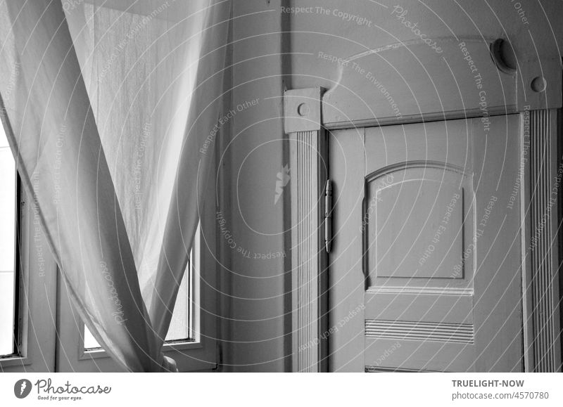 Durch das Küchenfenster fällt das Tageslicht auf die Speisekammer Tür in einer Berliner Jugendstil Wohnung Detail-Ansicht Fenster Vorhang Türrahmen Verzierungen