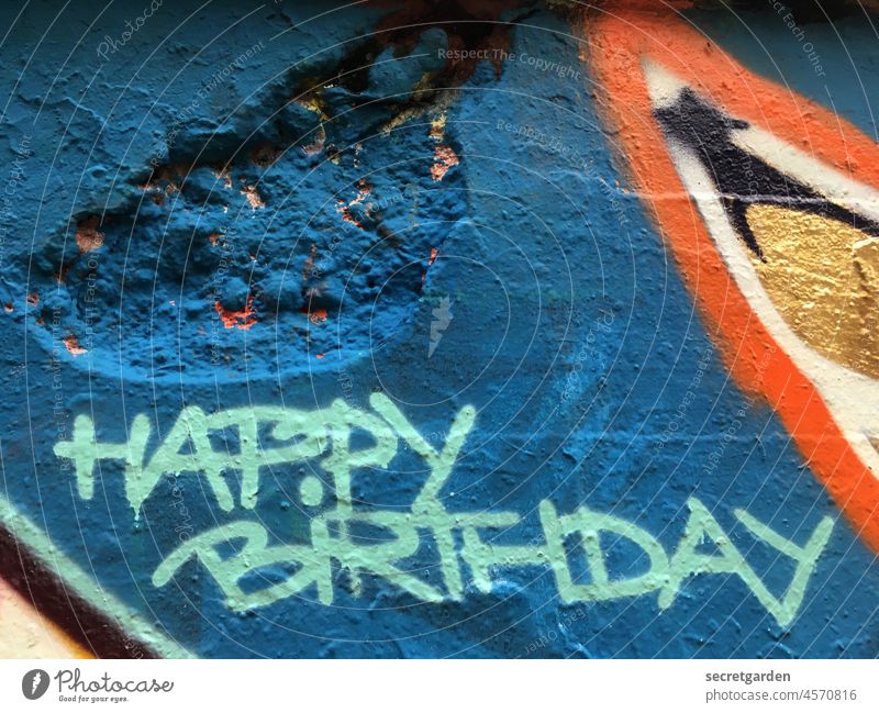[UT Berlin 2021] Happy Birthday to me Graffiti Wand Geburtstag blau Schmiererei illegal Feste & Feiern Glückwünsche Schriftzeichen Freude Farbfoto Buchstaben