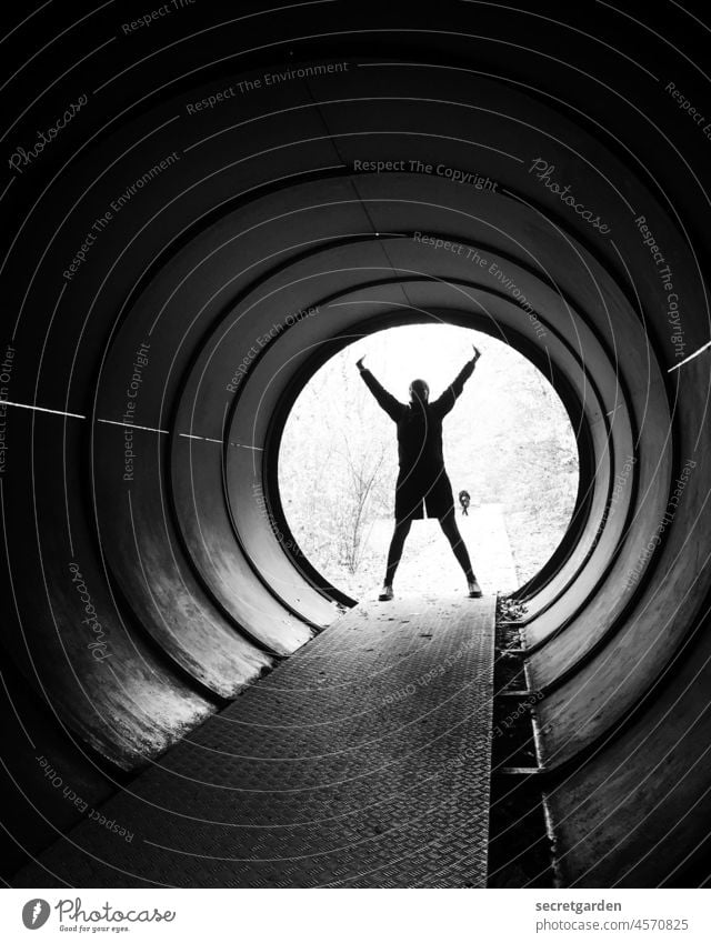 [UT Berlin 2021] Juhuuuu Licht am Ende des Tunnels: Wintersonnenwende! Blick Tunnelblick Zentralperspektive Außenaufnahme dunkel Schatten Wege & Pfade Durchgang