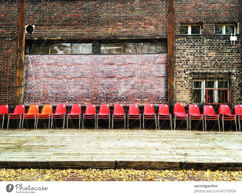 [UT Berlin 2021] Hochstapeler Gebäude Backstein Stuhlreihe Stühle Theater Fassade Industrie Industrieromantik Industriefotografie Industrieanlage holzterrasse