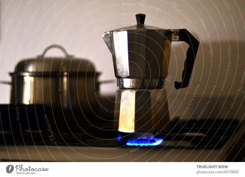 Das kennen Viele / Wasser zischt, Kaffee duftet / Gleich gibt's Espresso! Espresso-Kanne italienisch Gasherd Gasflamme Küche Küchenherd blau leuchten