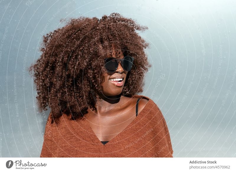 Afroamerikanische Dame mit Sonnenbrille Frau Porträt Frisur Afro-Look Jeansstoff Stil Vorschein selbstbewusst Top trendy Individualität jung Mode Persönlichkeit