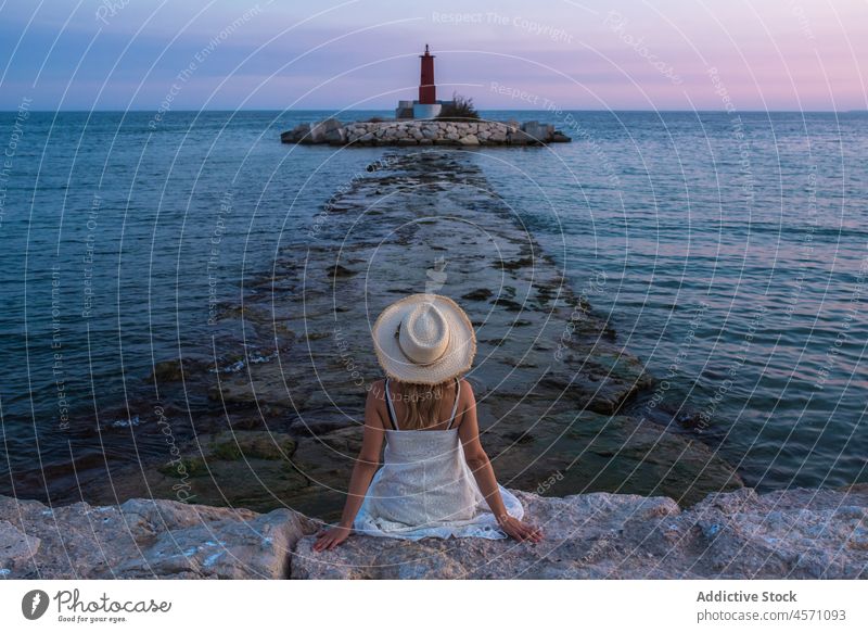 Anonyme Frau genießt den Blick auf den Leuchtturm im Meer reisen beobachten Ausflug Leuchtfeuer MEER Wasser navigieren Reise Weg Natur marin Anleitung