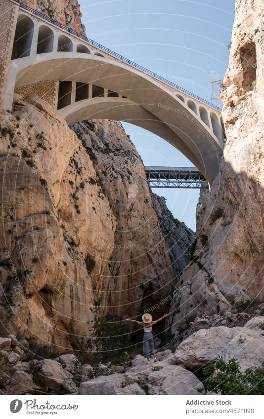 Frau steht unter Brücken in Calpe reisen Natur Konstruktion gealtert Reise Berge u. Gebirge Felsen Ausflug schäbig Stein gewölbt felsig Spanien mascarat Bogen