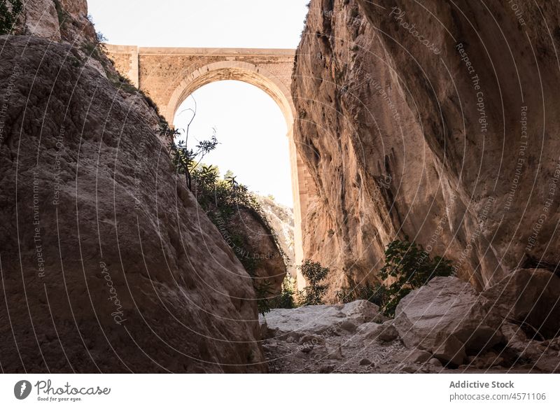 Historische Brücken in der Natur von Calpe Konstruktion gealtert schäbig historisch Berge u. Gebirge Stein gewölbt Durchgang felsig Spanien mascarat Bogen