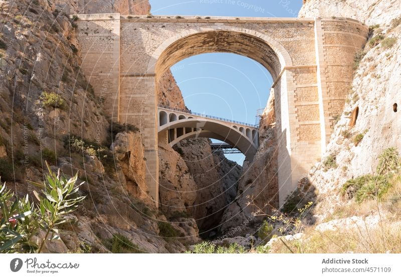 Historische Brücken in der Natur von Calpe Konstruktion gealtert schäbig historisch Berge u. Gebirge Stein gewölbt Durchgang felsig Spanien mascarat Bogen