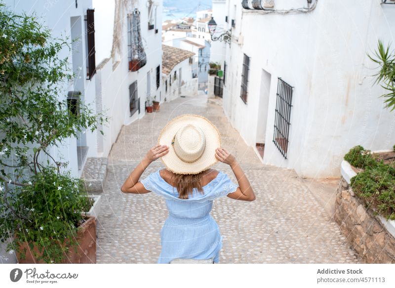 Anonyme Frau auf der Straße einer alten Küstenstadt in Altea Reisender Gebäude Haus Stadt Erholung Fußweg Abenteuer Sommer Umwelt Spanien Örtlichkeit