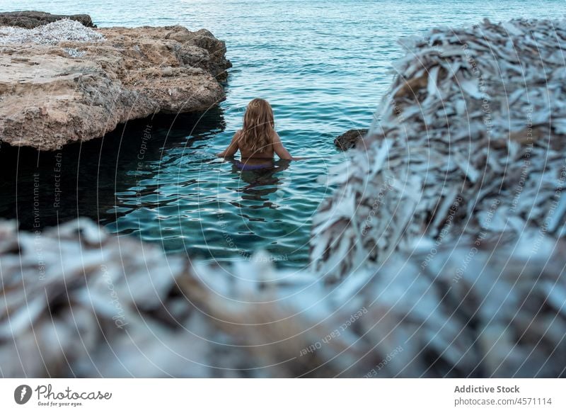 Unbekannte Frau schwimmt im Meer in der Nähe der felsigen Küste MEER Wasser schwimmen Ufer Ausflug Urlaub ruhen Tourist Reisender Natur Tourismus Stein Sommer