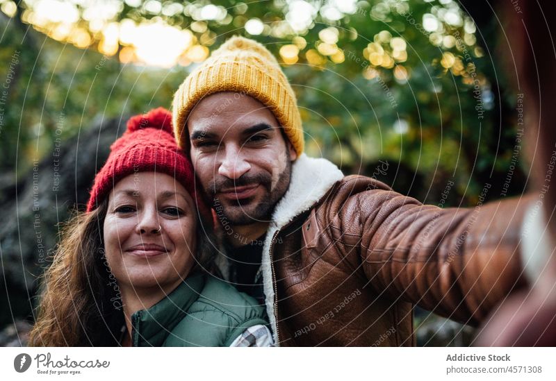 Verliebtes Paar nimmt Selfie in der Natur während der Reise Selbstportrait Baum Hipster Ausflug Abenteuer Partnerschaft Wanderung reisen Zusammensein Freundin