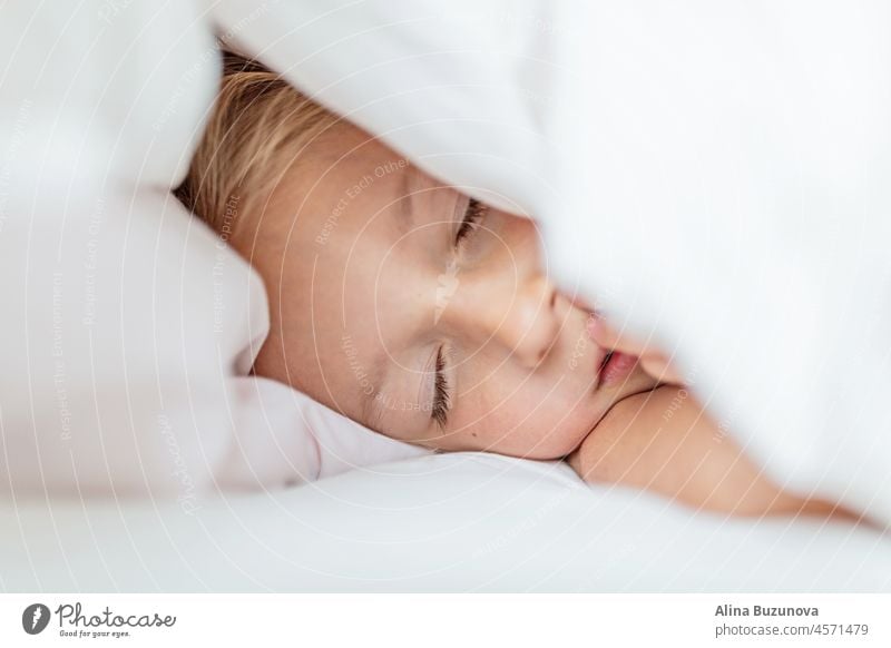 Schöne kaukasische kleines Mädchen sieben Jahre alt schlafen auf dem Bett im Schlafzimmer zu Hause. Tochter Kind Krankenversicherung Gesundheitswesen Kaukasier