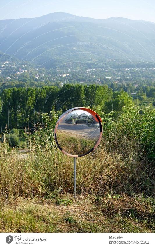 Runder Spiegel in der Berglandschaft im Sommer bei Sonnenschein für den Autoverkehr bei Kocaeli Kartepe am Sapanca Gölü in der Provinz Sakarya in der Türkei