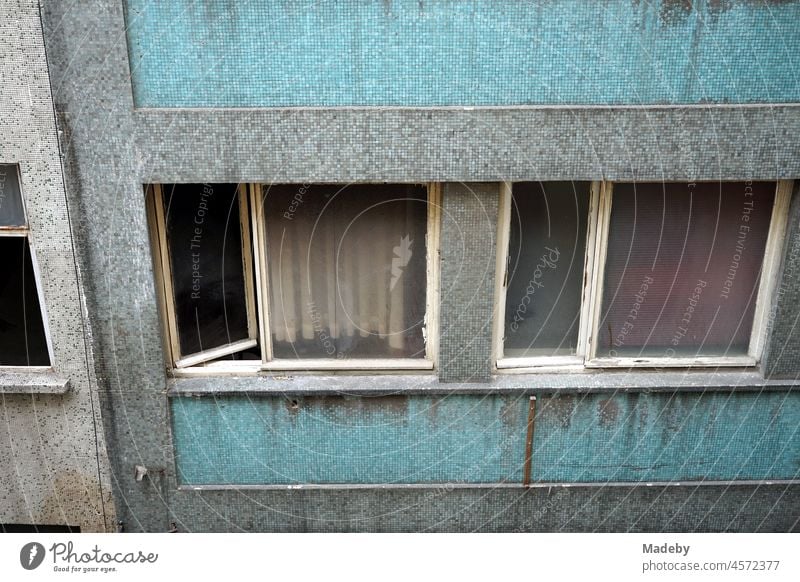 Heruntergekommene und verdreckte schlichte und sachliche Fassade eines Geschäftshaus mit offenem Fenster in den Gassen der Altstadt von Taksim im Stadtviertel Beyoglu in Istanbul am Bosporus in der Türkei