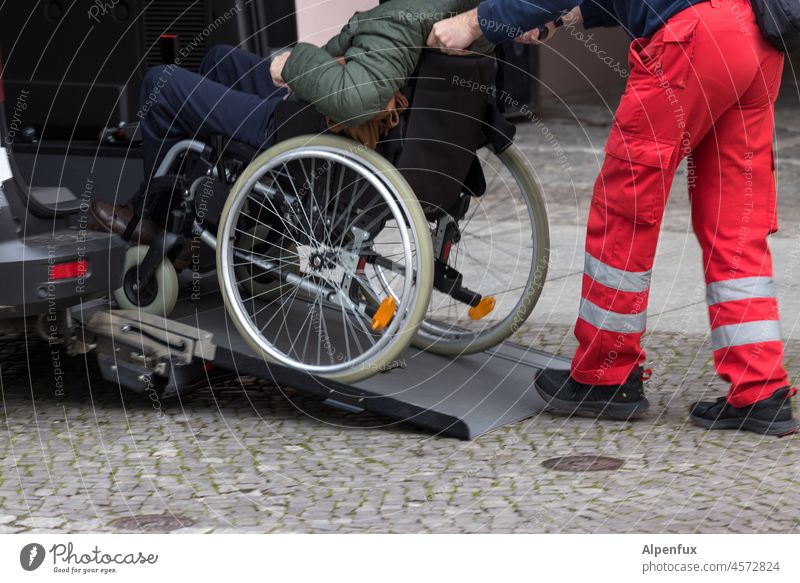 Eine wichtige Rolle... Rollstuhl Mobilität Behinderte Außenaufnahme Handicap Mensch Behinderung Pflege Gesundheit Rad Menschen Rehabilitation Hilfe Helfen