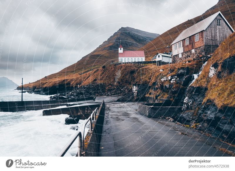 Färöer Inseln: Blick auf Straße, Hausl Hafen und Kirche Gelände Berghang schroff abweisend kalte jahreszeit Dänemark Naturerlebnis Abenteuer majestätisch