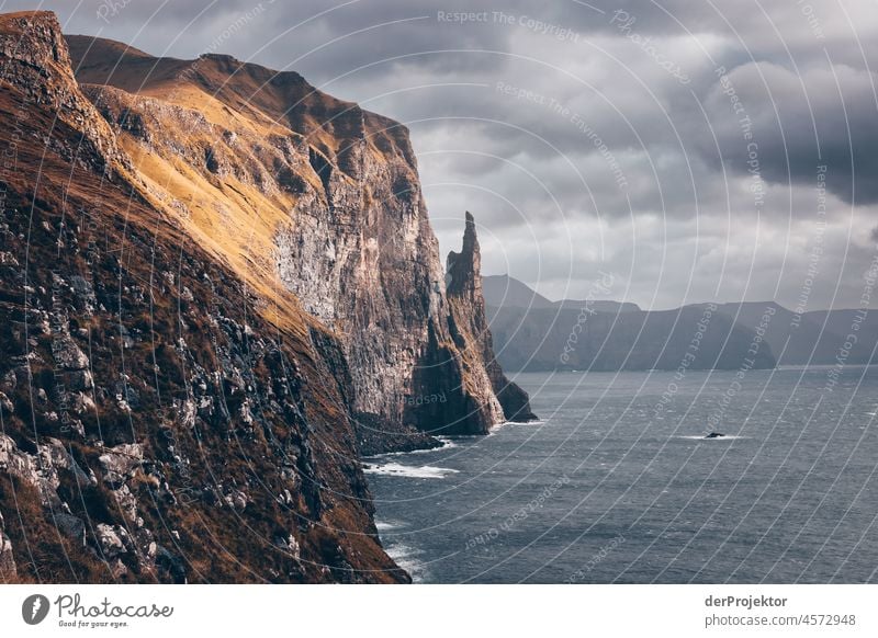 Färöer Inseln: Blick auf die "Witches Finger" im Sonnenlicht II Gelände Berghang schroff abweisend kalte jahreszeit Dänemark Naturerlebnis Abenteuer