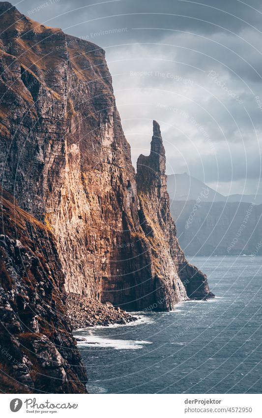 Färöer Inseln: Blick auf die "Witches Finger" im Sonnenlicht Gelände Berghang schroff abweisend kalte jahreszeit Dänemark Naturerlebnis Abenteuer majestätisch