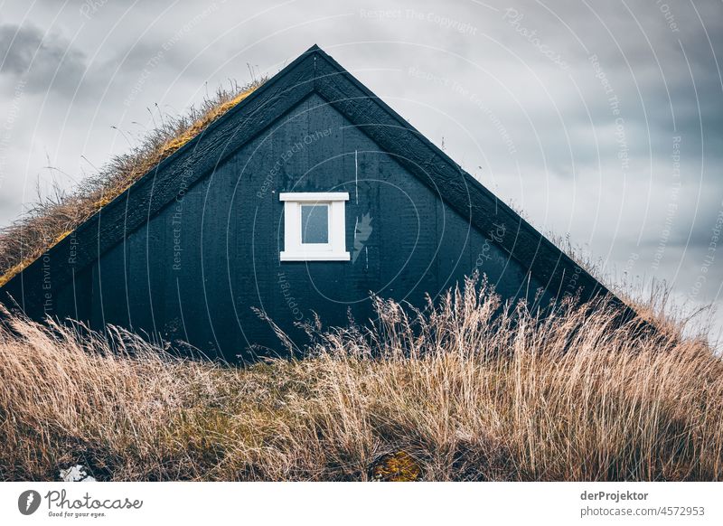 Färöer Inseln: Hausdach eines historischen Gebäudes Gelände Berghang schroff abweisend kalte jahreszeit Dänemark Naturerlebnis Abenteuer majestätisch Neugier