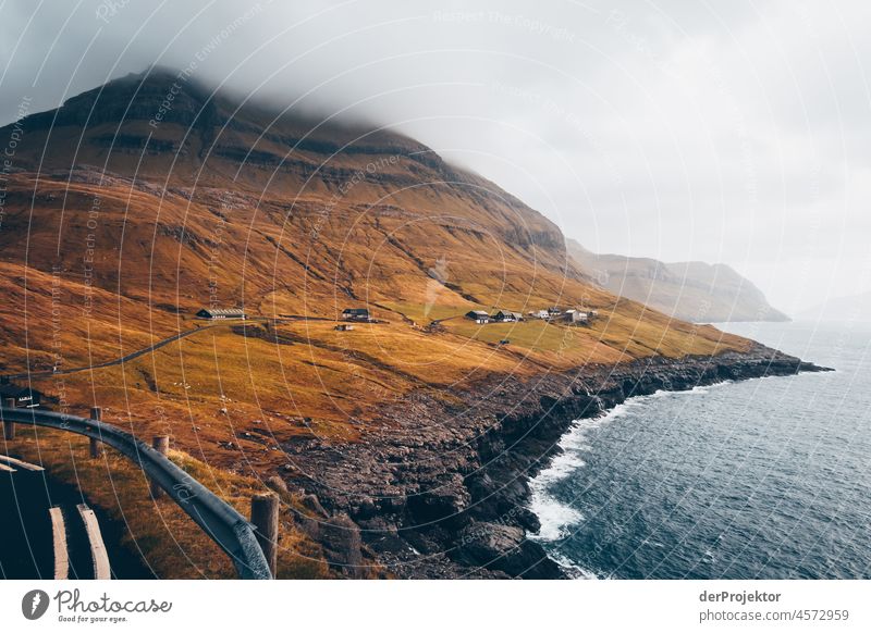 Färöer Inseln: Blick auf die Insel Streymoy mit Straße und Wolken Gelände Berghang schroff abweisend kalte jahreszeit Dänemark Naturerlebnis Abenteuer
