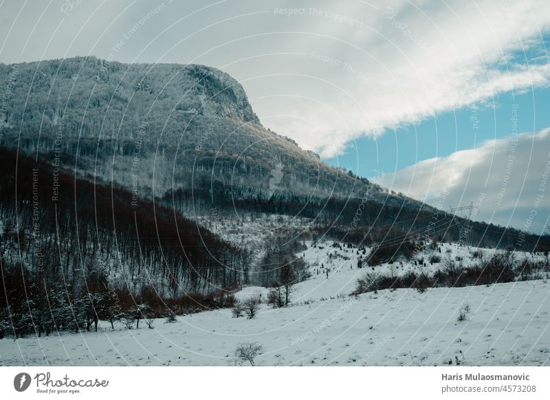 Verschneite Berge mit Wolken im Winter Abenteuer Hintergrund schön blau bosnien und herzegowina kalt Ausflugsziel Esmeralda-See Wald wandern Feiertag Eis
