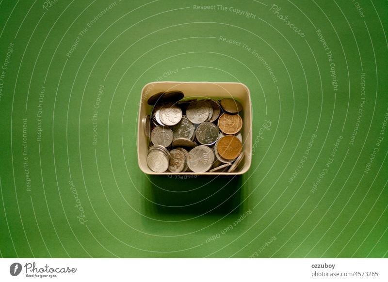 Münzen im Karton Geldmünzen Finanzen Währung Vermögen Business Bargeld Einsparung Cent Konzept Bank Banking Wandel & Veränderung vereinzelt Hintergrund kaufen