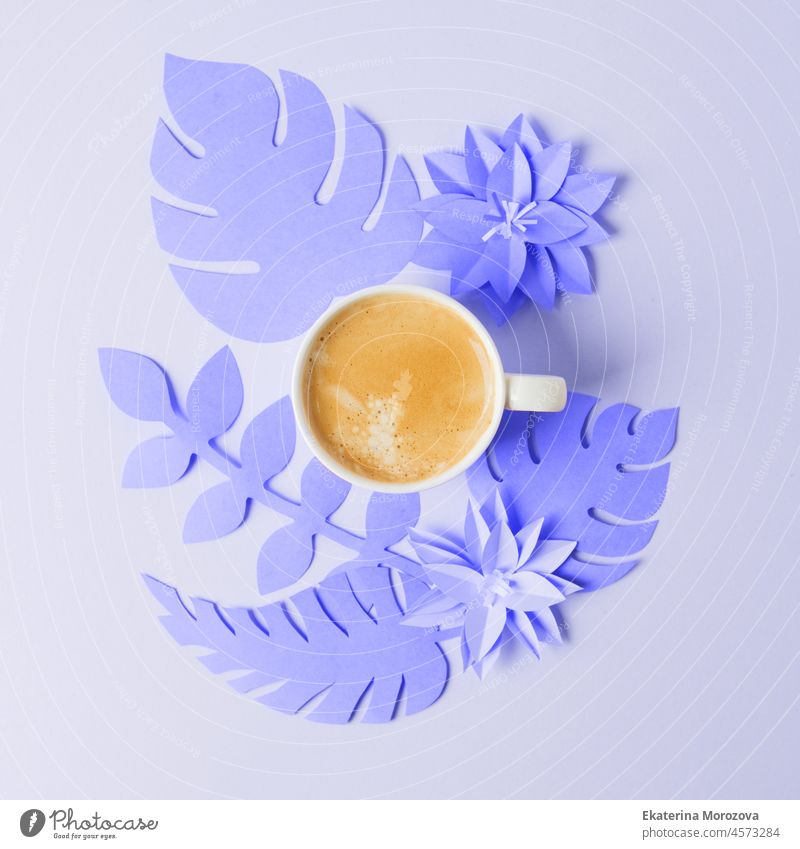 Tasse Kaffee auf papercraft ultravioletten lila Blumen, Origami handgefertigt. Konzept der guten Morgen, weibliche Routine, trendige Farbe des Jahres 2022