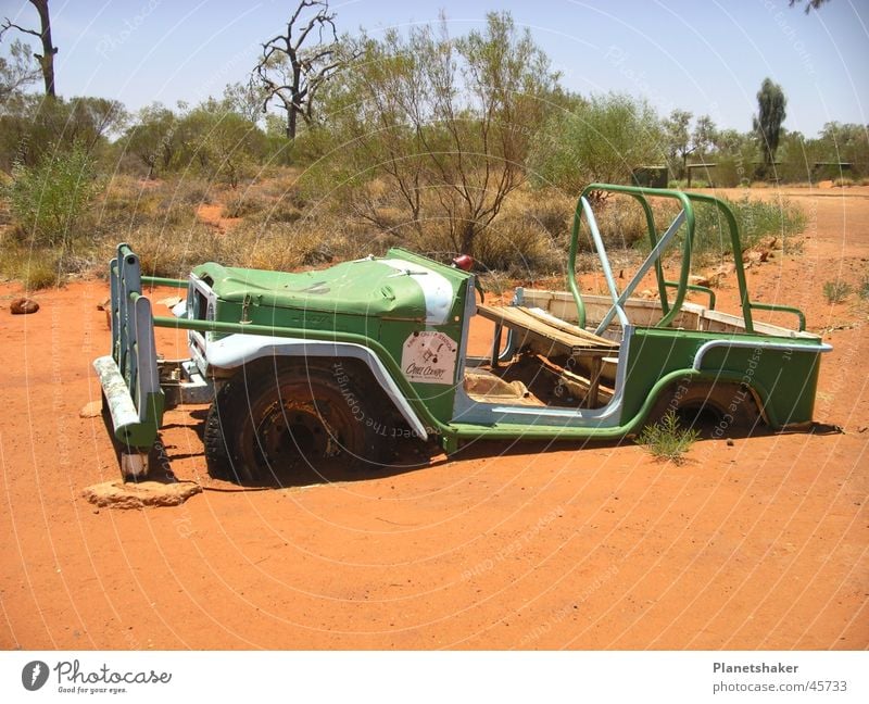 Ich sinke still... grün Australien rot Sträucher Outback Verkehr PKW Sand untergehen lustig