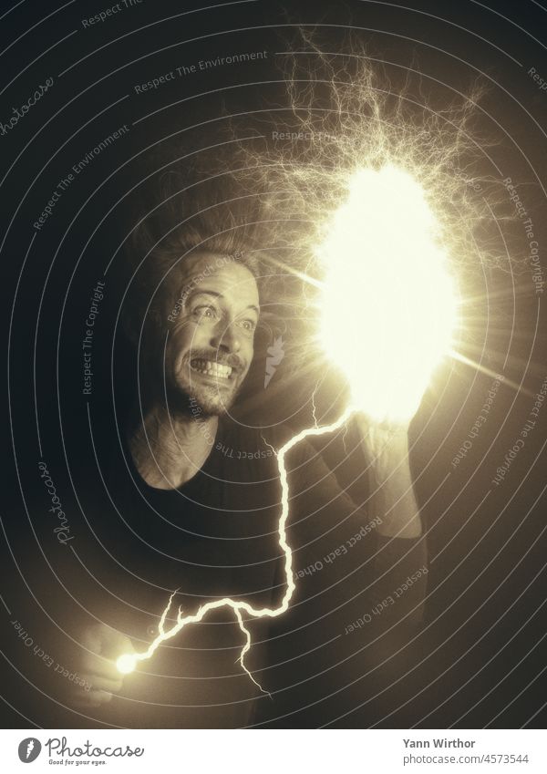 Mann mit angespanntem Gesichtsausdruck hält Blitz der zu elektrischen Entladung in der anderen Hand führt Stromschlag Porträt Elektrizität blitzableiter
