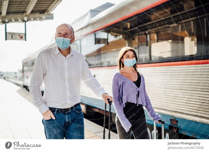 Touristen mit Koffern und Masken auf dem Bahnsteig neben dem Zug Mundschutz Portugal Briten neu Spaziergang lassen Reiseführer Reisender Ausflugsziel im Freien