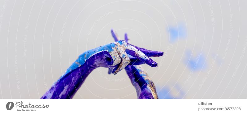 schöne Hände einer jungen künstlerisch abstrakt gemalten Frau, Ballerina mit weißer, blauer und lila, violetter Farbe, Creative Body Art Painting purpur kreativ