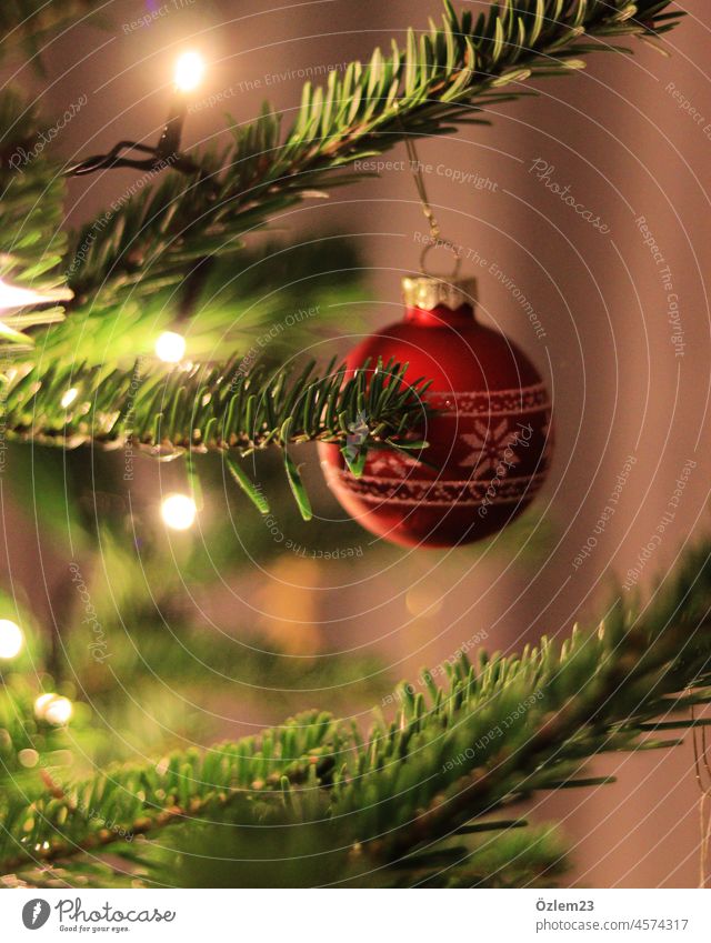Weihnachtskugel mit silbernen und glänzenden Sternen am Weihnachtsbaum Weihnachten & Advent weihnachtskugel Weihnachtsdekoration Tannenbaum