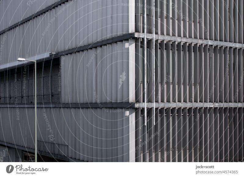 Lamellenfassade von 1969 Kaufhaus Moderne Architektur Gebäude Design grau Strukturen & Formen Fassade Symmetrie Architekturfotografie Ecke Straßenbeleuchtung