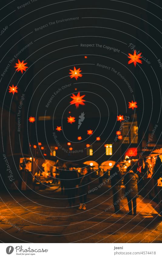 Weihnachtsmarkteindrücke mit roten Sternen Weihnachten & Advent Menschen verkaufsstand Licht Weihnachtsbeleuchtung festlich Unschärfe defokussiert leuchten