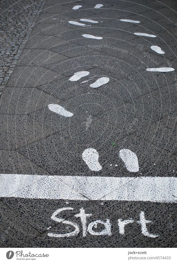 Start | Fußspuren gehen auf dem Bürgersteig Schuhabdruck Straßenkunst Abdruck Wort Spuren Menschenleer Fußweg Schilder & Markierungen Fußgänger Bodenmarkierung