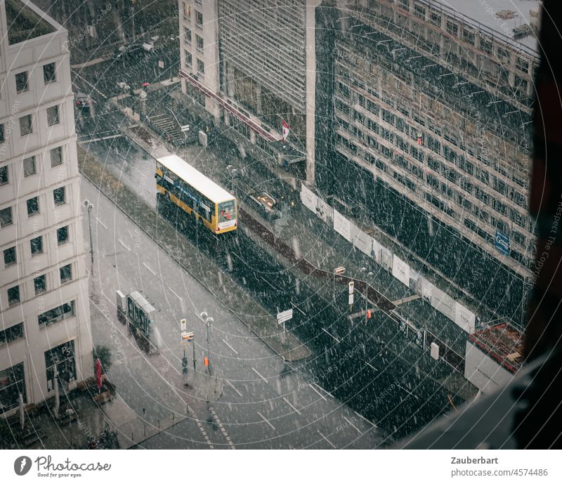 Blick auf nördlichen Potsdamer Platz, Straße von oben, Schneetreiben, gelber Bus in Berlin nasskalt Linienbus Hochhäuser Stadt urban Hauptstadt glänzend