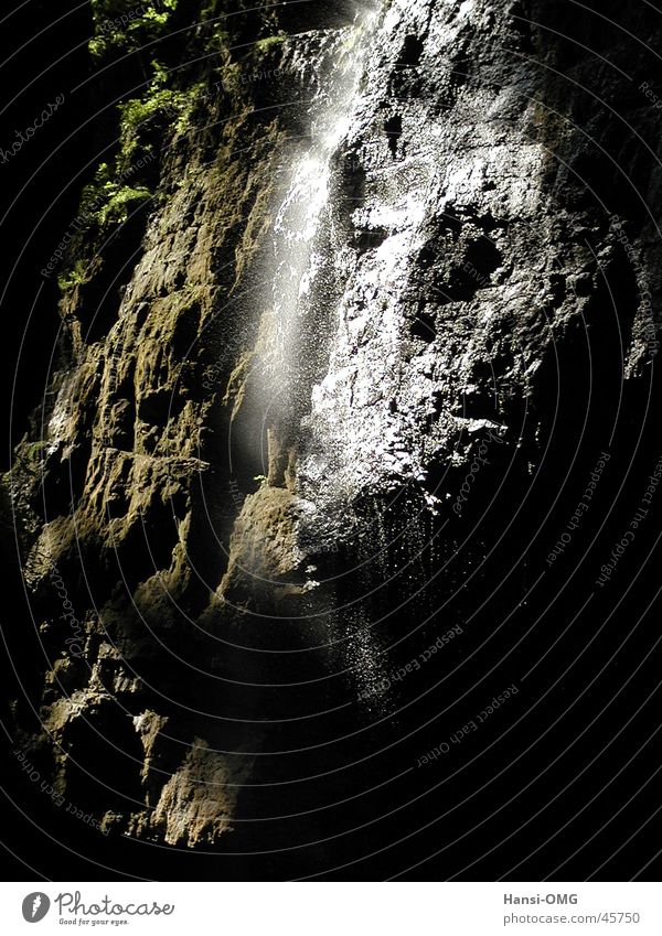 Wasserfall in Partnachklamm Stein Licht Schatten Felsen