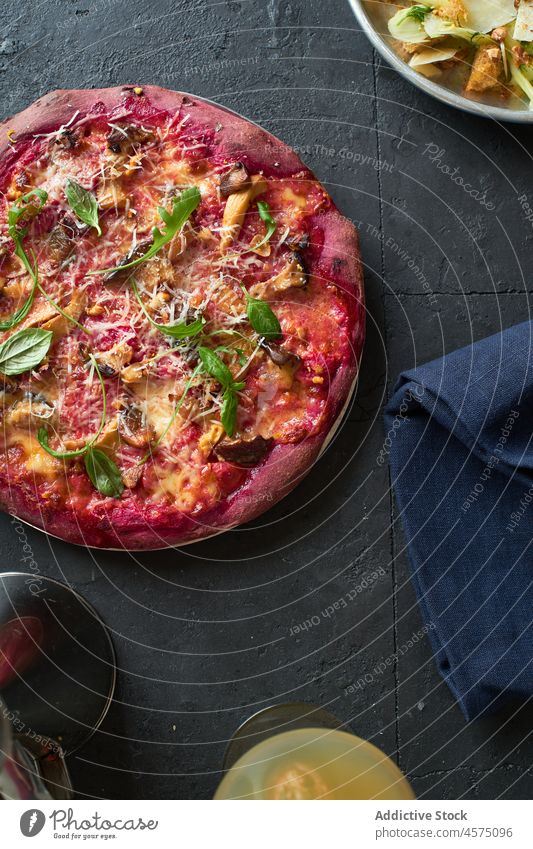 Lila gefärbte rustikale Pizza Vegetarier Lebensmittel Gesundheit Gemüse Rübe Rote Beete Abendessen Mahlzeit Teigwaren lecker selbstgemacht frisch Italienisch
