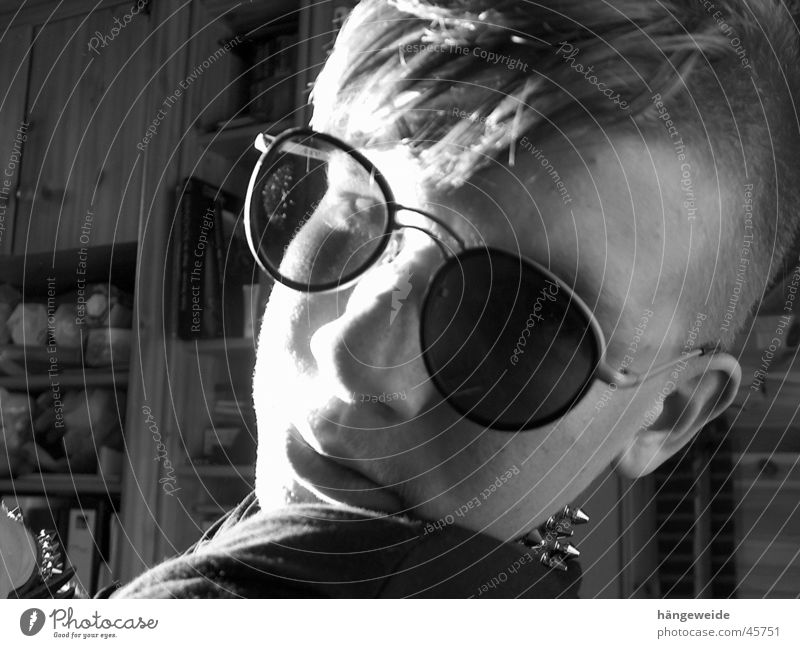 Punk mit Brille Sonnenbrille Grauwert Mann Schwarzweißfoto Stachelhalsband geblandet Blick Coolness