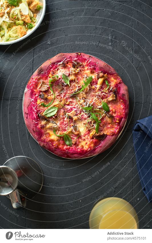 Lila gefärbte rustikale Pizza Vegetarier Lebensmittel Gesundheit Gemüse Rübe Rote Beete Abendessen Mahlzeit Teigwaren lecker selbstgemacht frisch Italienisch