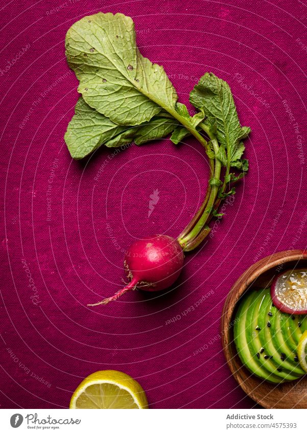 Verschiedene Zutaten für das Gericht: Gurken, Avocado, Rettich und Limette Gemüse Kalk Salatgurke Lebensmittel Scheibe Bestandteil Chia Samen sortiert organisch