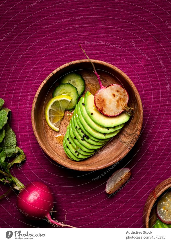 Verschiedene Zutaten für das Gericht: Gurken, Avocado, Rettich und Limette Gemüse Kalk Salatgurke Lebensmittel Scheibe Bestandteil Chia Samen sortiert organisch