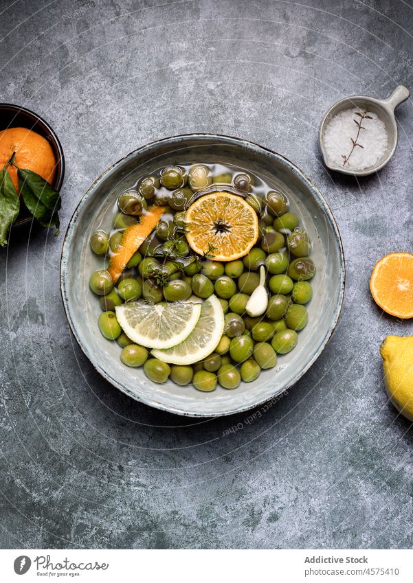 Leckere Oliven in Salzlake in einer Schale auf dem Tisch Schalen & Schüsseln oliv lecker Restaurant Zitrone Sole Lebensmittel dienen geschmackvoll Portion