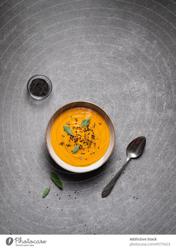 Leckere Kürbissuppe auf grauem Tisch Suppe Schalen & Schüsseln lecker Gemüse Feinschmecker geschmackvoll Küche Lebensmittel Löffel dienen gesunde Ernährung