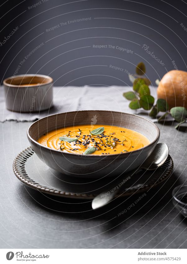 Leckere Kürbissuppe auf einem Teller auf einem Tisch auf einer Tischplatte platziert Suppe Schalen & Schüsseln lecker Gemüse Feinschmecker geschmackvoll Küche