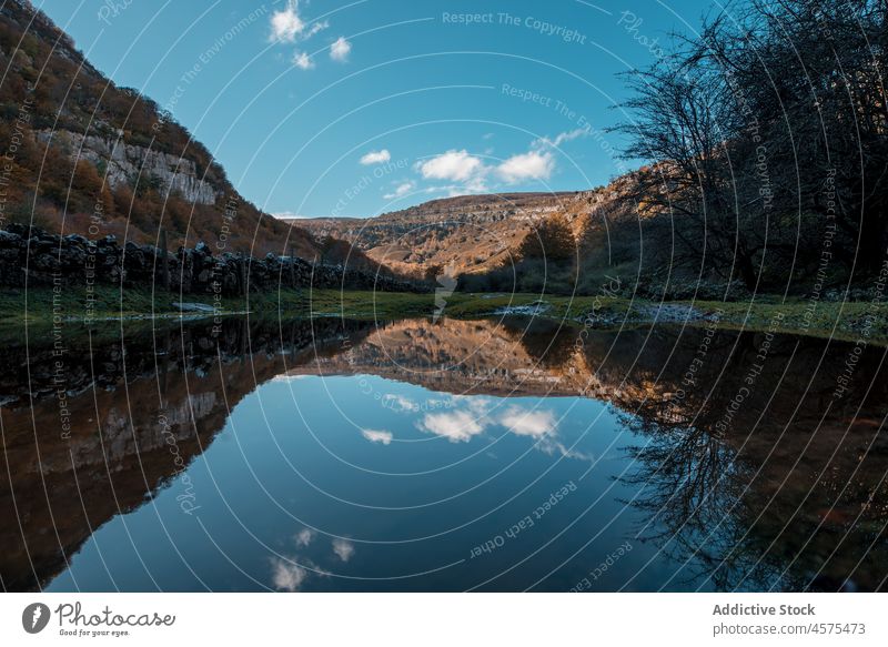 Gelassener See in der Nähe von Bergen im Herbst Natur Landschaft Teich Berge u. Gebirge malerisch Gipfel Kamm Blauer Himmel Windstille spektakulär Spanien