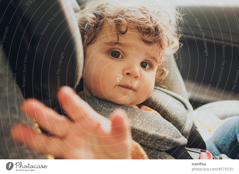 Kleinkind im Auto sitzt in seinem Kindersitz Baby PKW Sicherheit Ausflug reisen Urlaub Feiertage sicheres Risiko Fahrzeug Familie Liebe Pflege Laufwerk fahren