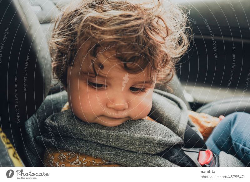 Kleinkind im Auto sitzt in seinem Kindersitz Baby PKW Sicherheit Ausflug reisen Urlaub Feiertage sicheres Risiko Fahrzeug Familie Liebe Pflege Laufwerk fahren