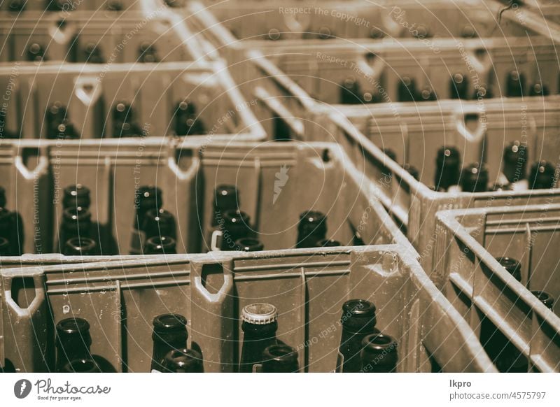 viele leere Flaschen wie das Alkoholismus-Konzept Bier Kasten Kiste Hintergrund trinken Glas abstrakt Party Fall braun Alkoholsucht Muster Getränk Textur