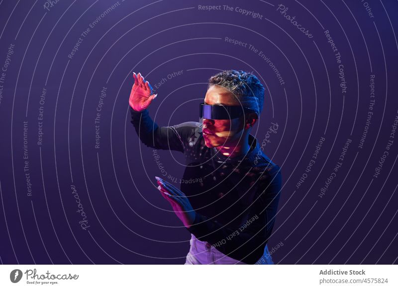 Futuristische schwarze Frau mit VR-Brille Virtuelle Realität Schutzbrille modern Cyberspace Spiel dunkel Hallo Technik Porträt Technik & Technologie eintauchen