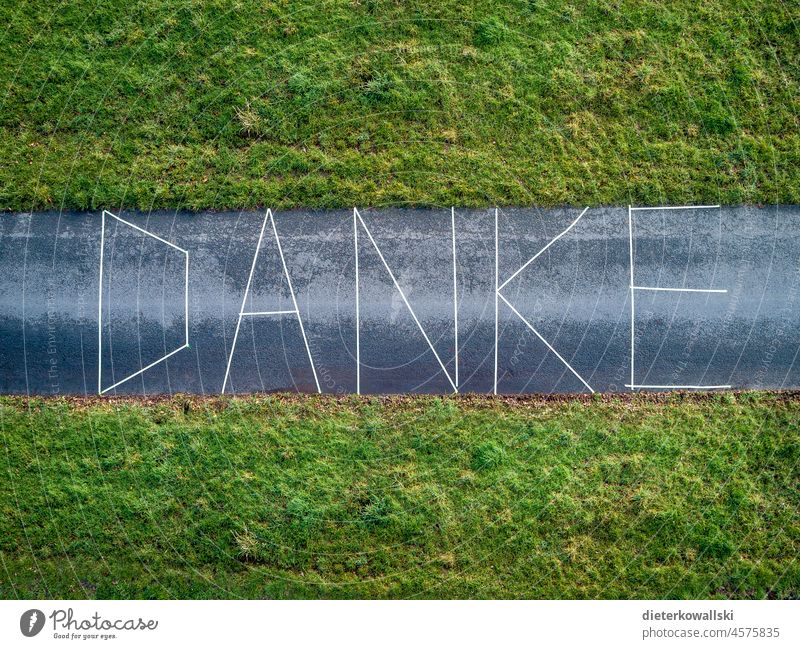 Luftaufnahme Schriftzug Danke Drohne Vogelperspektive Außenaufnahme Natur Wege & Pfade Strasse Glückwunsch abstrakt